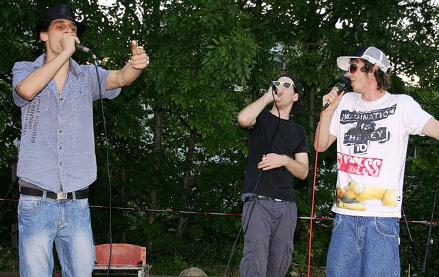 Auftritt fast ohne Publikum: Die Rappe...nment“ vor dem Haus der Jugend. | Foto: heiss Auftritt fast ohne Publikum: Die Rappe...nment“ vor dem Haus der Jugend. | Foto: heiss