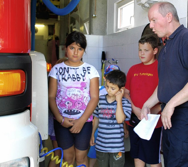 Erst wurde das Feuerwehrauto erklrt, ...nder auch im Fhrerhaus Platz nehmen.   | Foto: Thomas Loisl MInk