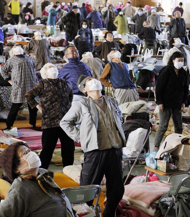 In einer Notunterkunft in der Stadt Ri... Erdbeben- und Tsunamiopfer Gymnastik.  | Foto: usage Germany only, Verwendung nur in Deutschland