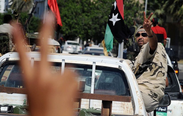 Rebellen schtzen die bergangsregierung bei ihrem Einzug in Tripolis.   | Foto: AFP