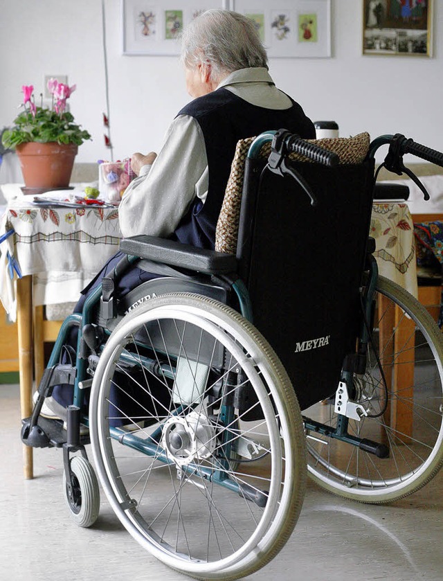 Mit dem Rollstuhl kann es in der Wohnu...g werden. Ein Umbau kann hier helfen.   | Foto: Sebastian Widmann/dpa/tmn