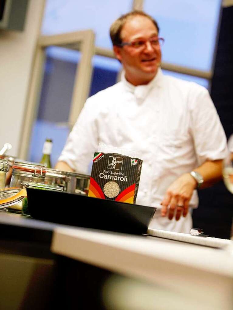 Koch und Foodstylist Andreas Miessmer kocht Carnaroli – ein Reis –  im Sud.