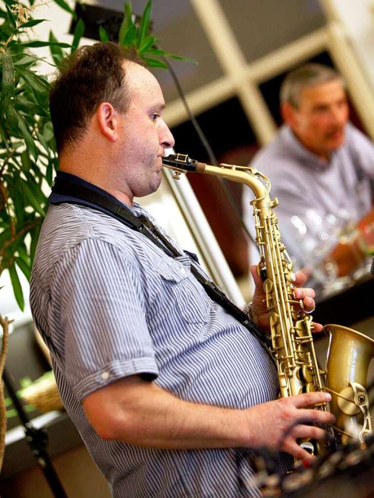 Der Saxophonist Edgar May steuert die musikalische Wrze bei.