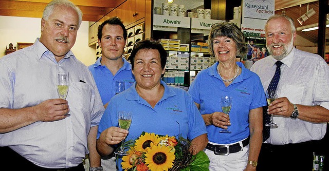 Zum Jubilum gratulierten Rita Kster ...svorsteher Arno Landerer (von links).   | Foto: herbert trogus