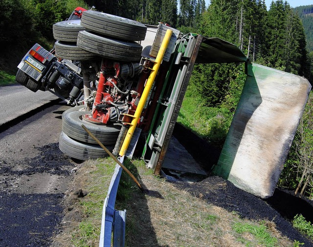 unfall kappel-neustadt, lastwagen kippt und ldt bitumen ins gelnde  | Foto: kamera 24