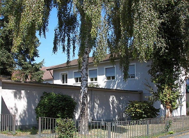 Die Kirche berlegt, was an Stelle des Friedlinger Pfarrhauses entstehen soll.   | Foto: Frey