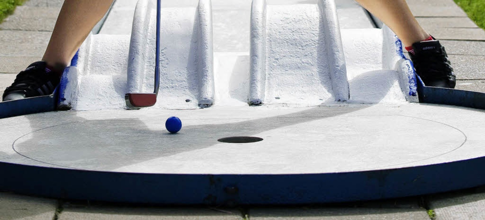 Zu viel Schwung kann auch schaden beim Minigolfspielen.    | Foto: AFP