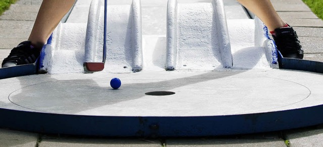 Zu viel Schwung kann auch schaden beim Minigolfspielen.    | Foto: AFP