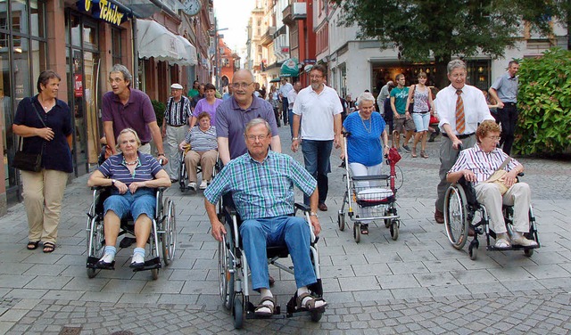 Sozialdemokraten machen sich ein eigen...Rollsthlen und Rollatoren unterwegs.   | Foto: Wolfgang Beck