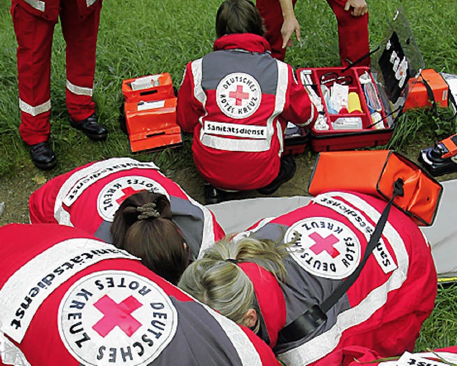Immer im Einsatz: die Helfer des Roten...eiler Ortsverband wird  100 Jahre alt.  | Foto: dpa