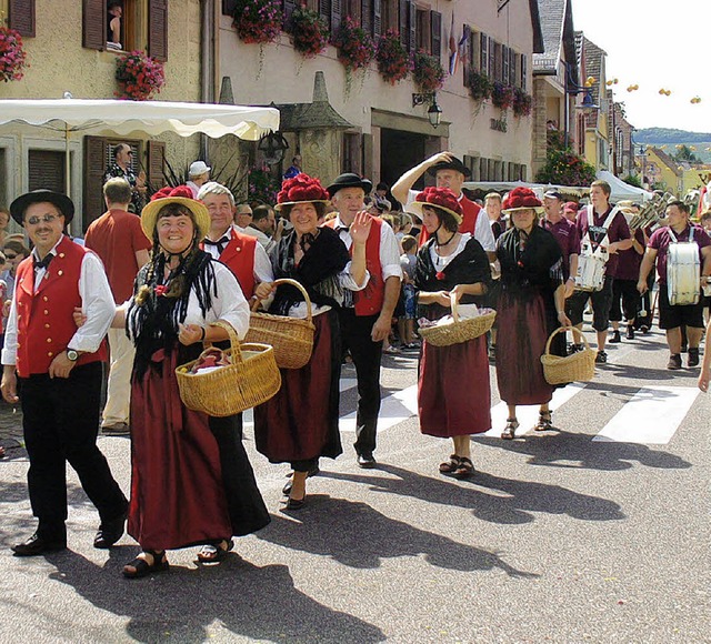 Erstmals beim Umzug dabei: Oberweierer...it Partnerinnen als Schwarzwaldmdel.   | Foto: richard haas