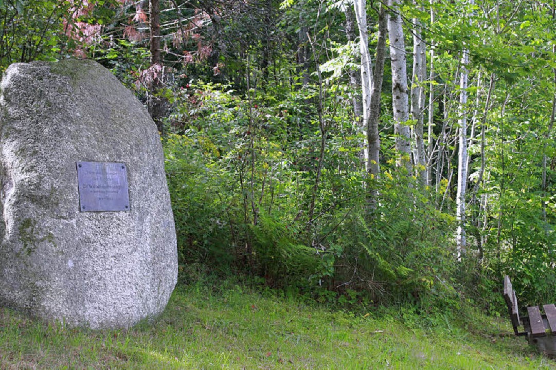Die kleine Tafel auf dem Stein erinnert an Wilhelm Bettinger.   | Foto: Liebwein