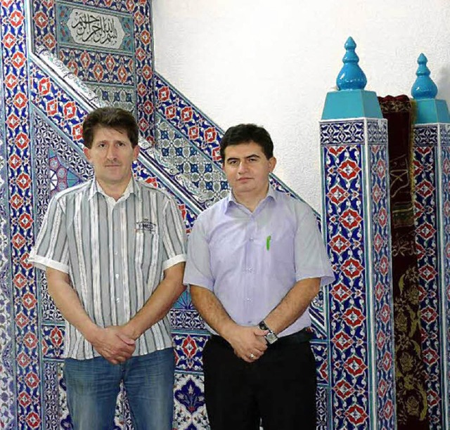 Dursun Grbz und Imam Celal Muhsin (v...betssaal der Moschee in Bad Sckingen   | Foto: Hilde Butz