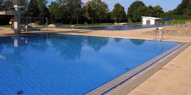 Es lchelt das Becken, es ladet zum Ba...or stille Wasserflche an zu brodeln.   | Foto: Milan Neugebauer, Jannik Bargen