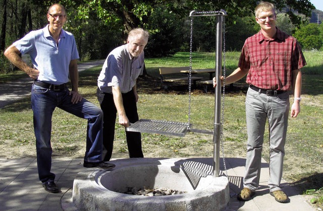 Brgermeister Martin Weissbrodt, Stadt...er (von links), beim neuen Spielplatz.  | Foto: Michael Gottstein