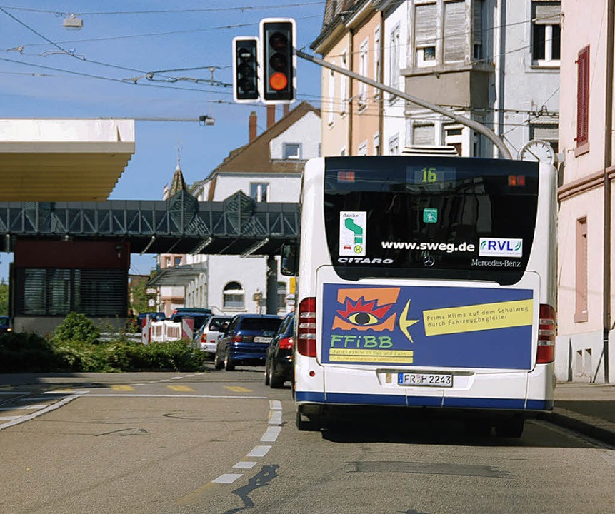 Linienbus  an  der Grenze: Tarifkooper...renzüberschreitenden Zusammenarbeit.    | Foto: Nikolaus Trenz