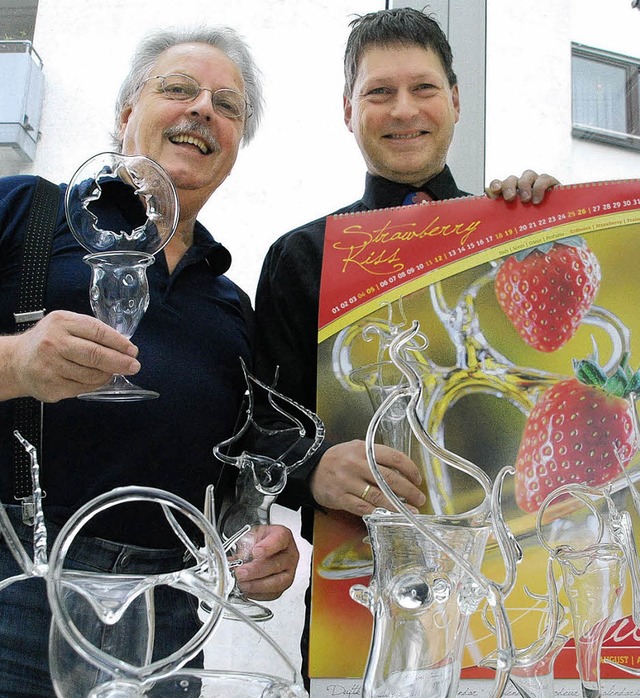 Arbeiten gut zusammen: Wilfried Markus... Bornschein mit dem Duftkalender 2012   | Foto: Ralf Staub