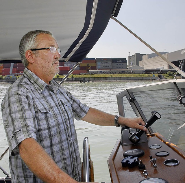 Herbert Flum steuert sein neun Tonnen schweres Schiff spielend ber den Rhein.   | Foto: Jannik Schall