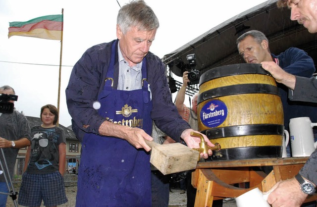 Mehrere Schlge mit dem Holzhammer war...gabend das 44. Trottoirfest erffnet.   | Foto: Ralf Staub