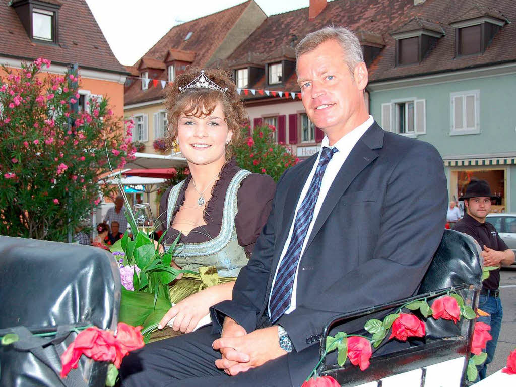 Breisachs Brgermeister Oliver Rein und die Badische  Weinknigin Natalie Henninger