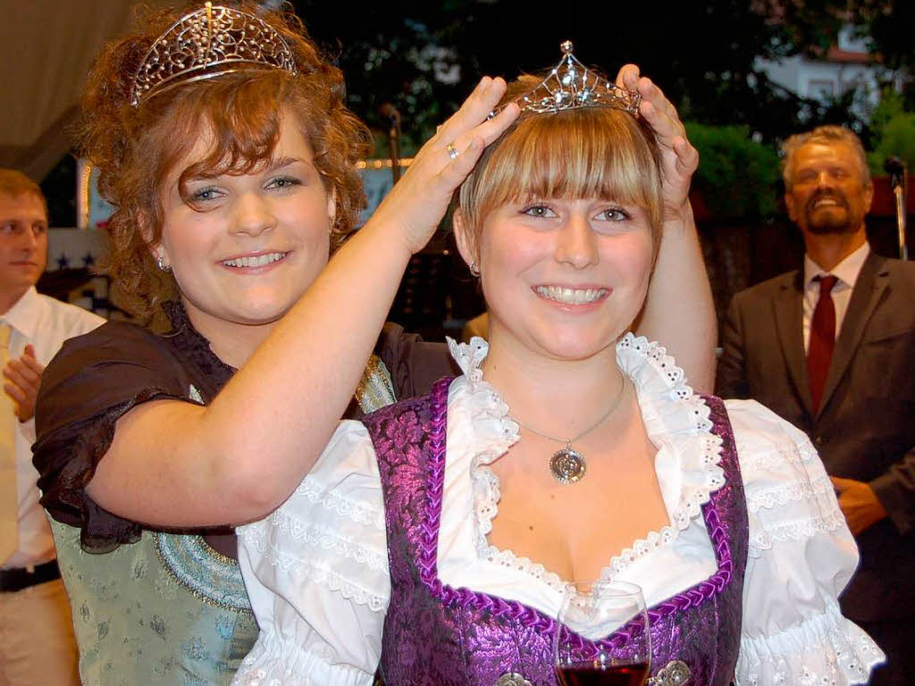 Weinknigin Natalie Henninger krnt die  neue Bereichsweinprinzessin  Lisa Thoma.