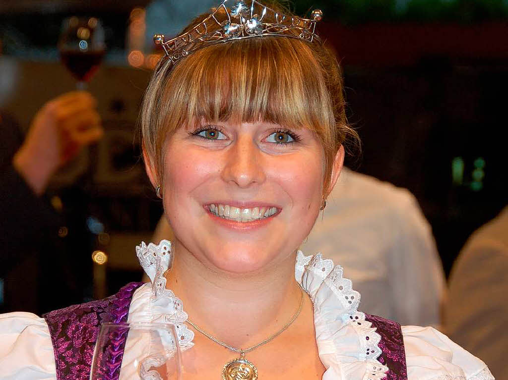 Die neue Bereichsweinprinzessin Lisa Thoma erffnet das Breisacher Weinfest.