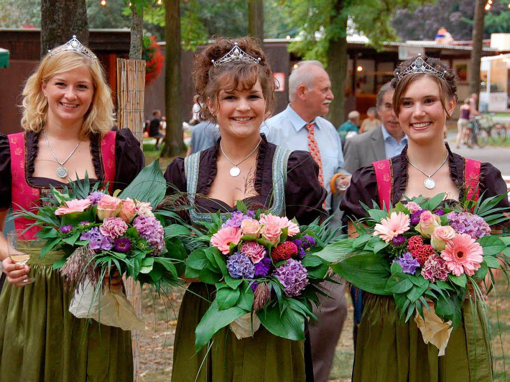 Die Badische Weinknigin Natalie Henninger (Mitte) mit ihren Prinzessinnen Malin Well (links) und Corinna Trescher