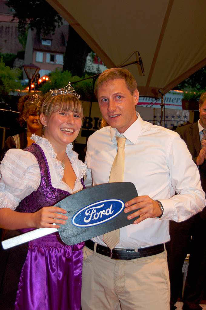 Martin Ernst berreicht Lisa Thoma den symbolischen Schlssel fr den Dienstwagen der neuen Weinprinzessin.