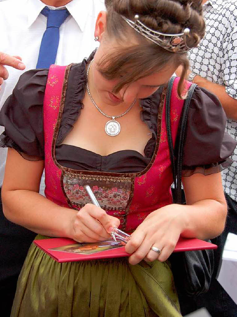 Autogrammstunde: die Badische Weinprinzessin Corinna Trescher