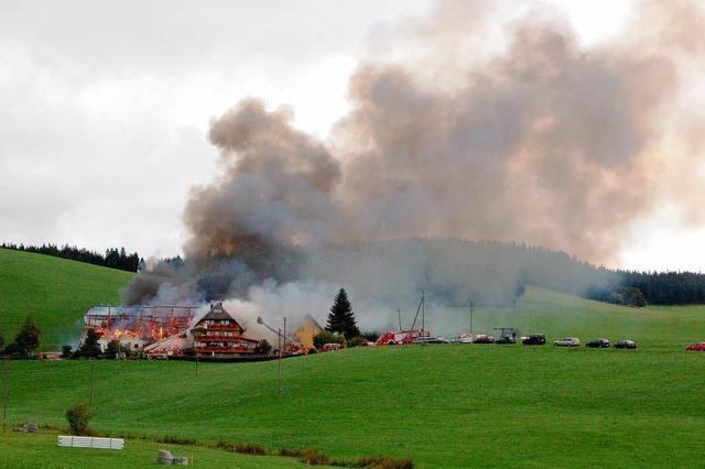 Feuer zerstört Ökonomiegebäude des Bühlhof