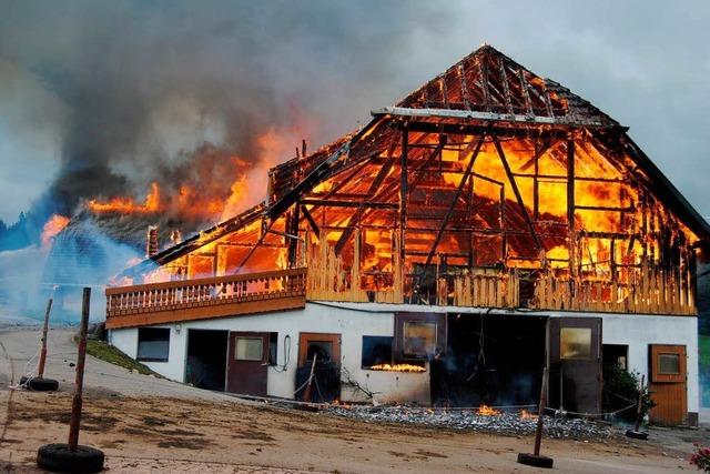 Fotos: Feuer zerstrt alten Bhlhof bei Titisee-Neustadt