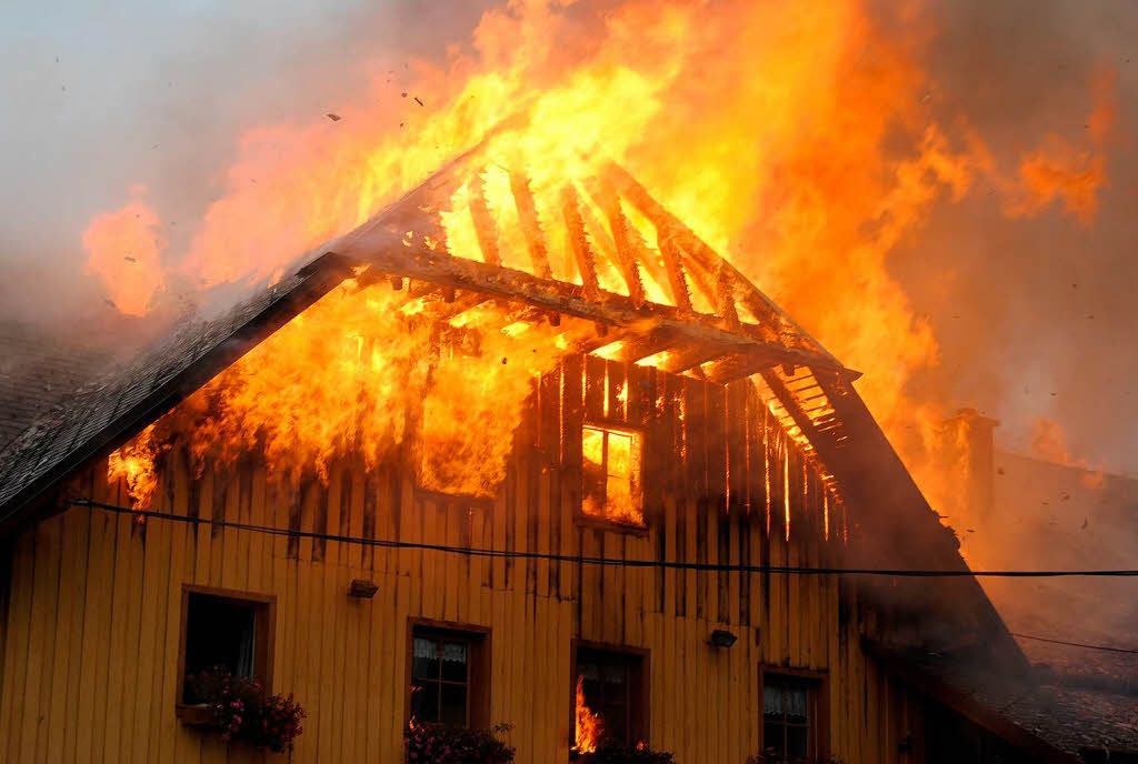 Großbrand auf dem alten Bühlhof in Waldau bei Titisee-Neustadt. Großbrand auf dem alten Bühlhof in Waldau bei Titisee-Neustadt.