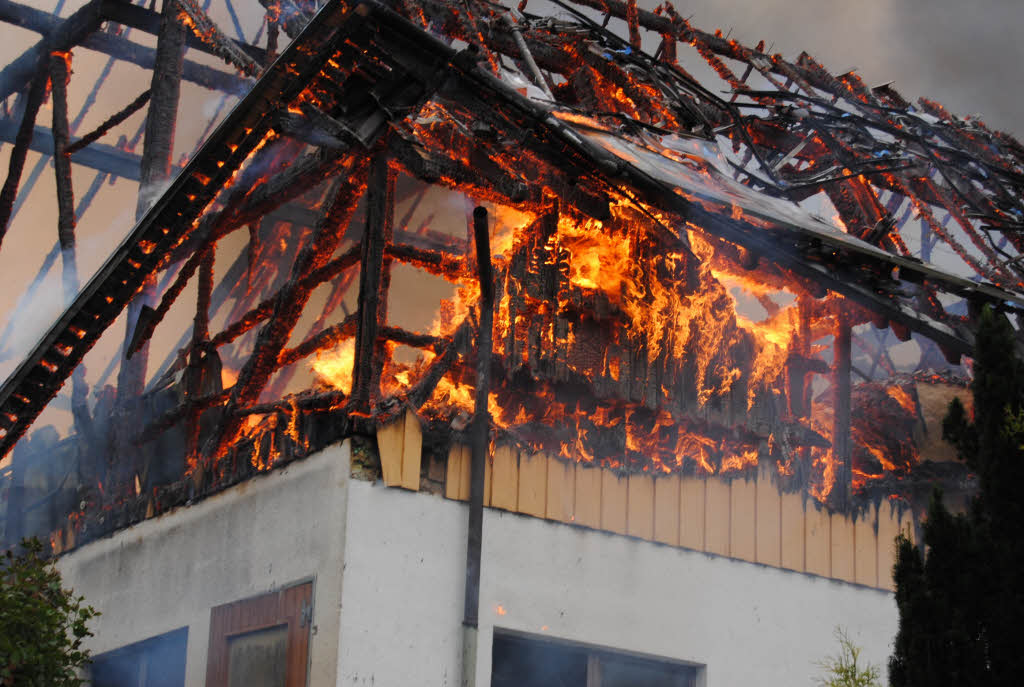 Großbrand auf dem alten Bühlhof in Waldau bei Titisee-Neustadt. Großbrand auf dem alten Bühlhof in Waldau bei Titisee-Neustadt.