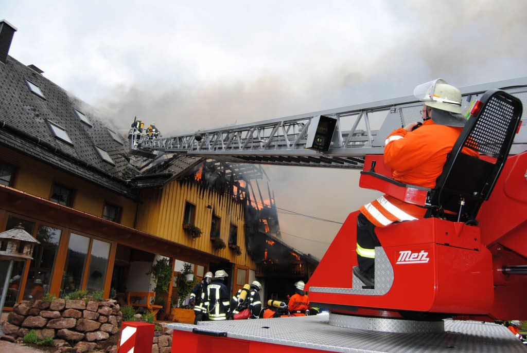 Großbrand auf dem alten Bühlhof in Waldau bei Titisee-Neustadt. Großbrand auf dem alten Bühlhof in Waldau bei Titisee-Neustadt.