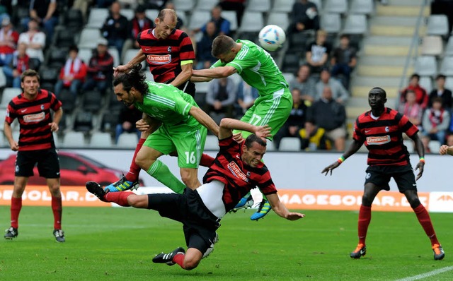 Das 1:0 von Oliver Barth gegen den VfL Wolfsburg.  | Foto: Meinraed Schn