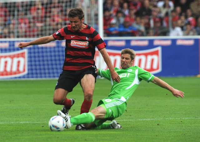 Thomas Hitzlsperger versucht Stefan Reisinger zu stoppen.  | Foto: schn