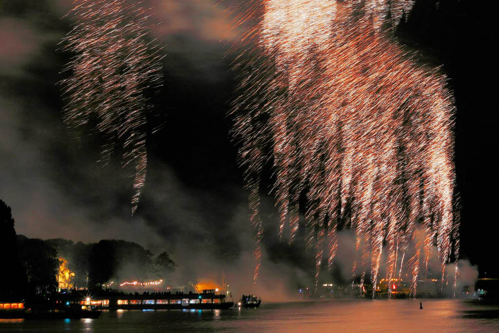 Spektakulr war das Erffnungsfeuerwerk ber dem Rhein.