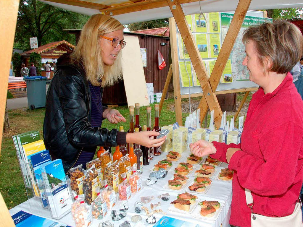 Die Besucher konnten sich auch ber Produkte von der der Ostseeinsel Rgen informieren.