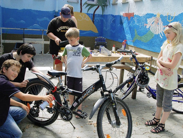 In der Fahrrad-Reparaturwerkstatt des ...fuhren die Kinder viel Wissenswertes.   | Foto: Pia Grttinger