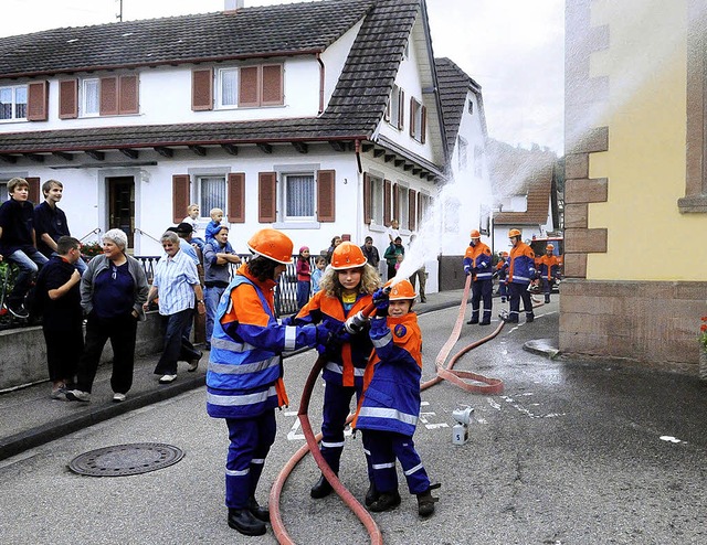 Wasser marsch hie es fr die Jugendfeuerwehr.   | Foto: wolfgang knstle