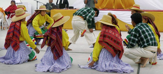 Foto (Tanz): Beim anschlieenden Fest ...dliche traditionelle peruanische Tnze  | Foto: Privat