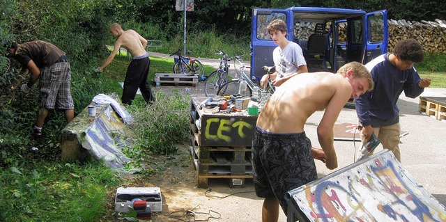 Gemeinsam packten junge Denzlinger an,...nd zugleich attraktiver zu gestalten.   | Foto: privat