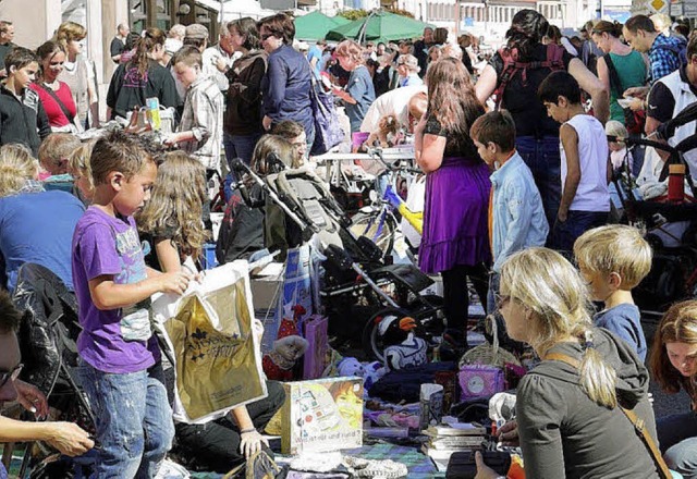 Da war was los: Flohmarkt beim Kindert...n-Air-Modenschau im vergangenen Jahr.   | Foto: Eberhard Weiss