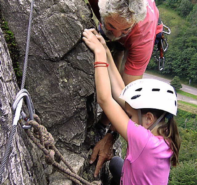 Herbert Steiger zeigt im Fels in Todtnau, wo es langgeht.   | Foto: BZ