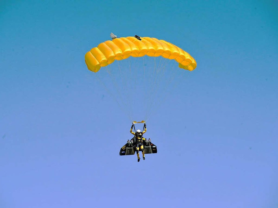 Jetman Yves Rossy landete  wohlbehalten  mit dem Fallschirm.  | Foto: Volker Münch