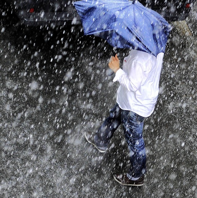 Der  Schirmschaden war eine vergleichs...se Folge des Starkregens vom Freitag.   | Foto: dpa