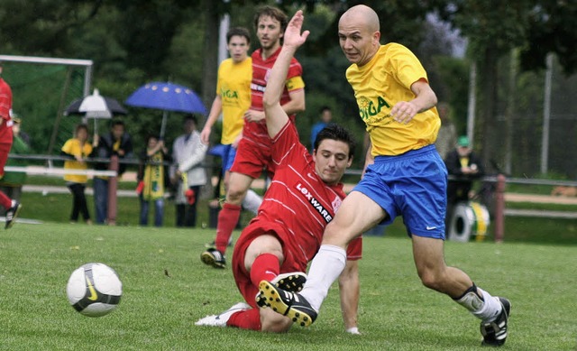 Michael Respondek (links) , hier im Zw...zielte das 3:0 fr den Freiburger FC.   | Foto: ak