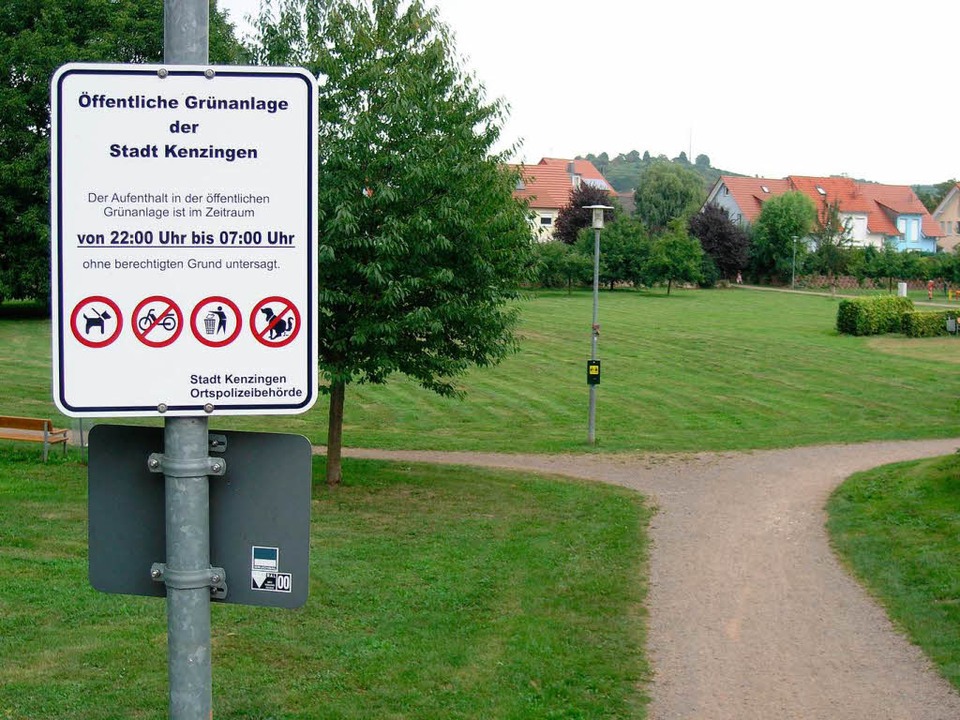 Verbotsschilder weisen im Bürgerpark auf die Neuregelung nachts hin.  | Foto: Ute Schöler