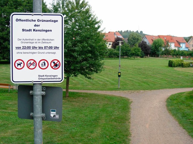 Verbotsschilder weisen im Brgerpark auf die Neuregelung nachts hin.  | Foto: Ute Schler