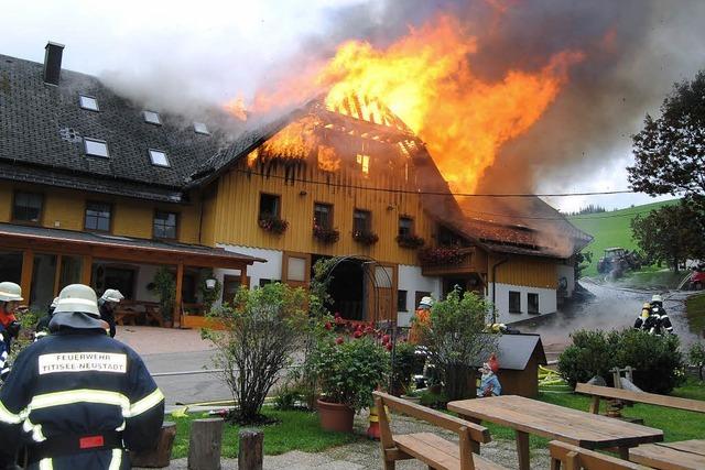 Feuer zerstrt Bhlhof in Waldau